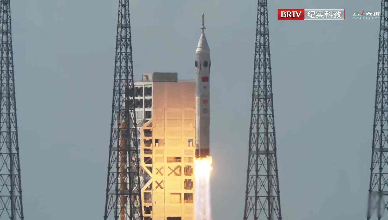 文昌发射场今天刚点火，逃逸测试撞上最大风压区，火箭没炸但真悬，梦舟飞船在10公里