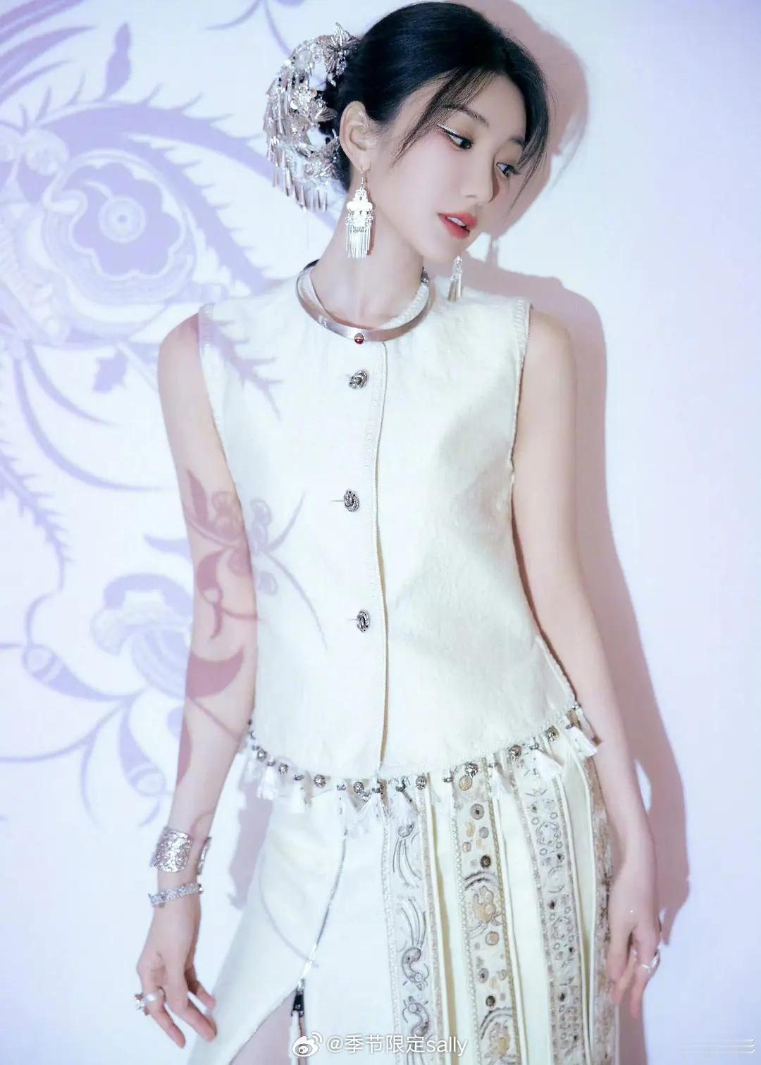 毛晓彤好适合这种新中式啊，好漂亮就是这个黑皮靴谁想的好不ok