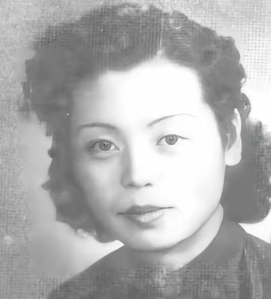 1970年的一个深夜，一个58岁的女人把5个空油桶绑在腰上，抱着儿子跳进了大鹏湾
