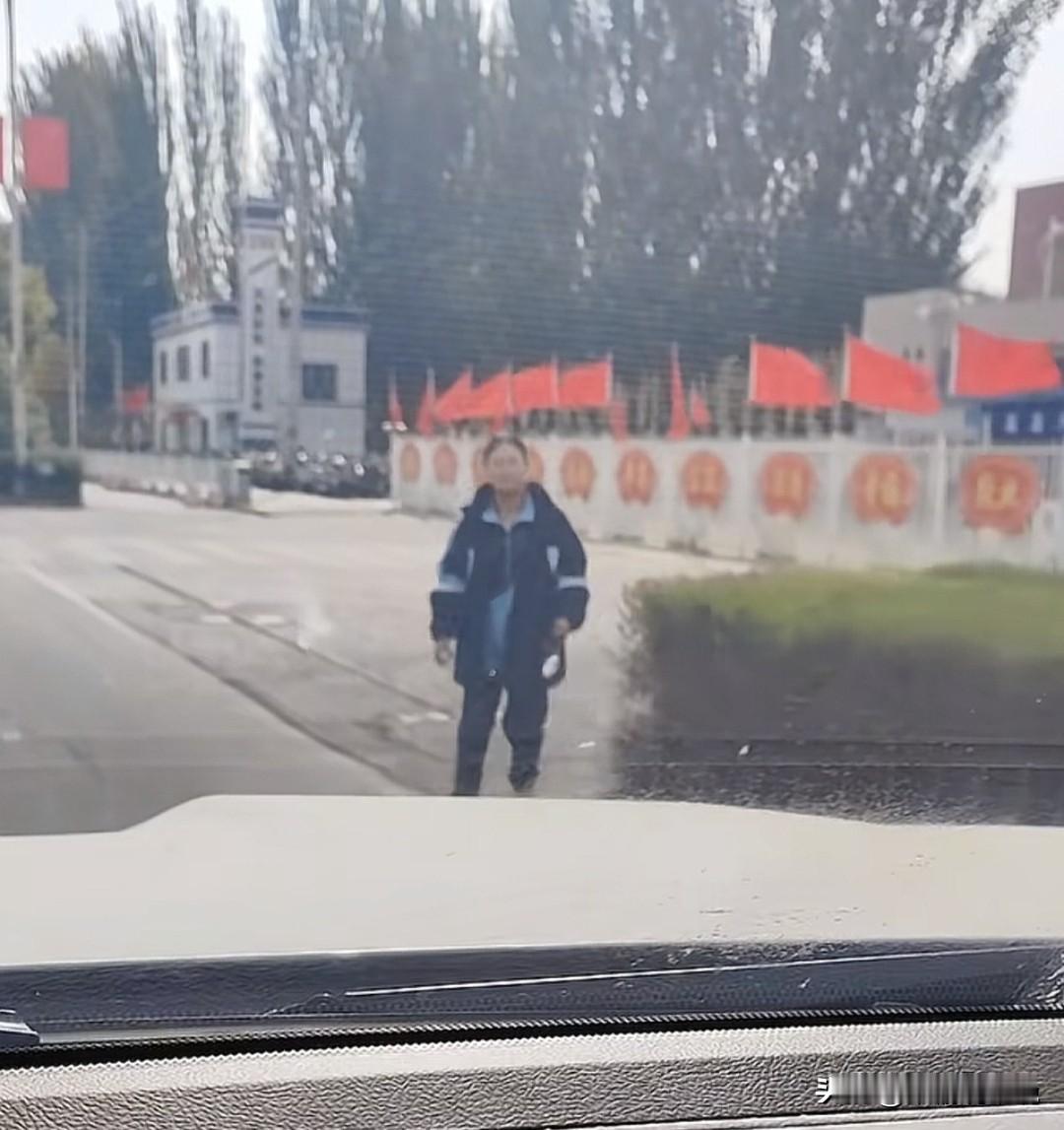 这位妈妈真是给所有家长好好上了一课！事情是这样的，这位妈妈陪着孩子在新疆念书很多
