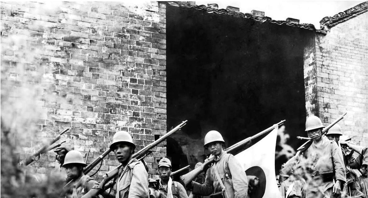 1937年12月，南京洪武路。一队巡逻的日军，看到路边有一具长相漂亮的年轻姑娘