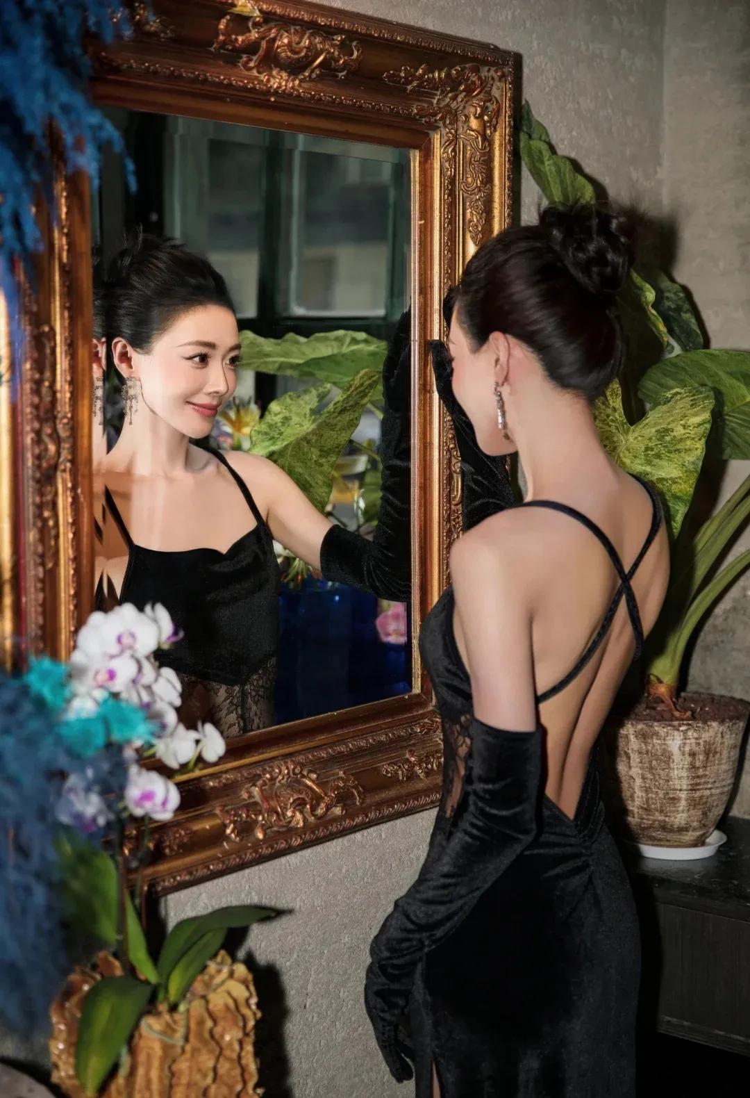 美女正在镜子前欣赏自己的晚礼服，这样的状态是用汗水和努力换来的。