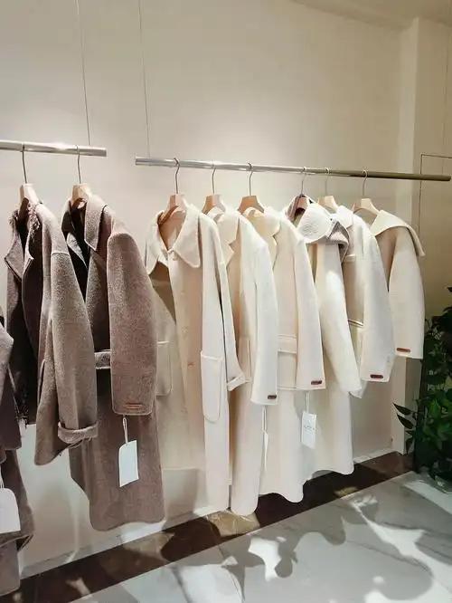 那天跟我同事一起逛商场，看到一件大衣，打完折三百多块，她穿上特别合身，气质都提起