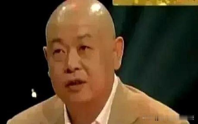 傅彪走的时候，嘴里咽着那口气，闭不上眼。冯小刚趴他耳边说：“外债200万，我扛。
