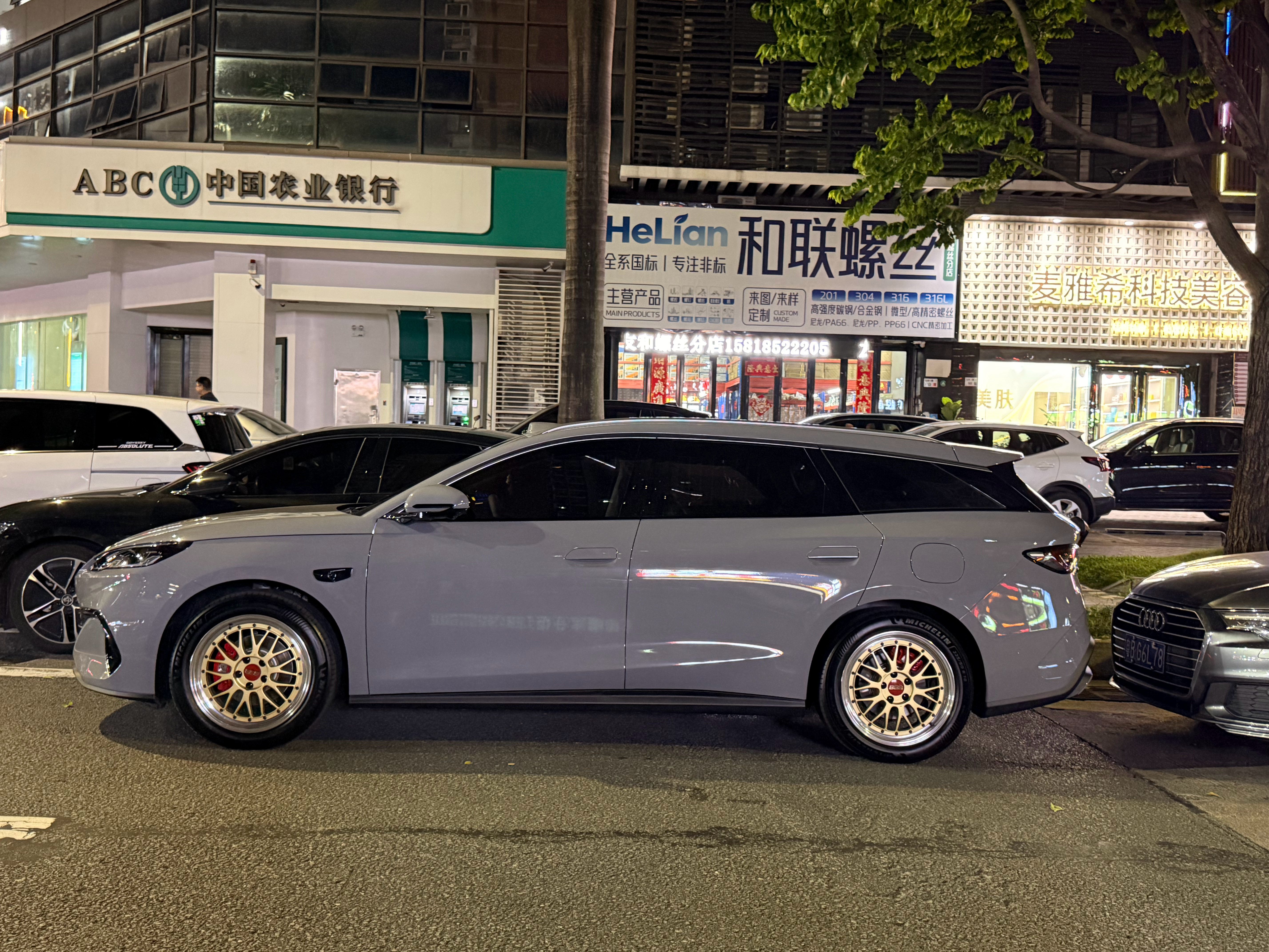 偶遇一台比亚迪海豹06旅行版这车好像见得不算太多车身改了类似水泥灰颜色的膜装着一