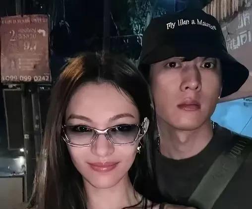 网友爆料钟楚曦和侯雯元已经分手。我的天啊，我还以为这两个人马上就要修成正果，晒