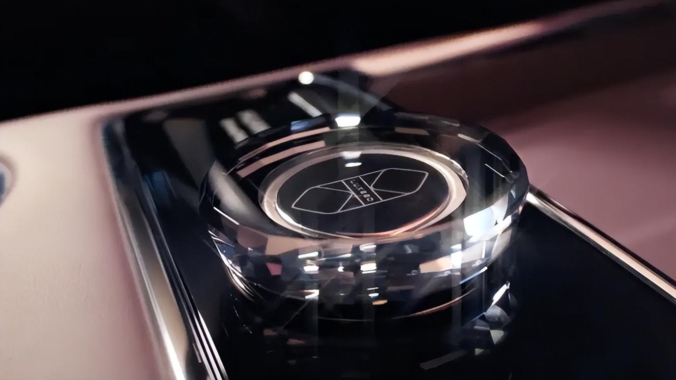 智界V9颠覆MPV体验！华为奇瑞联手打造移动棋牌室，老板直呼奔驰V级不香了