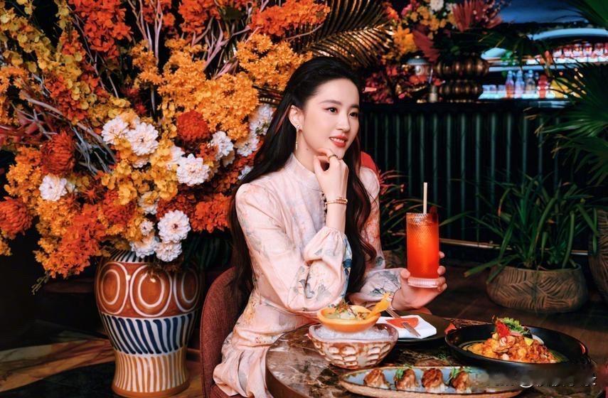 刘亦菲晒出最新的物料图，美人配美景好养眼！[玫瑰]明星刘亦菲