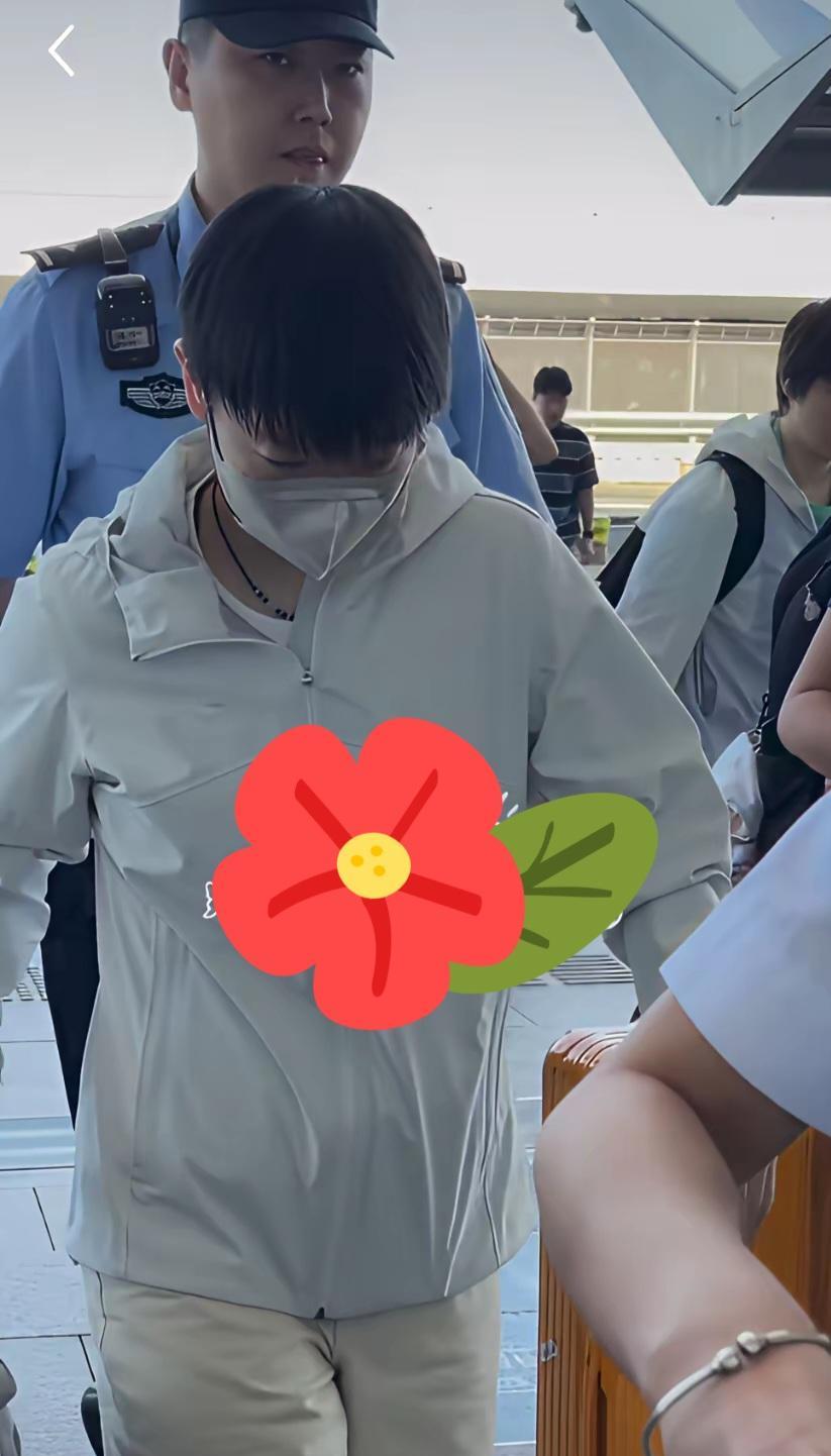 国乒出发澳门今晨北京有了秋的凉意莎莎一套深浅白运动装束大头白T外搭格子衫