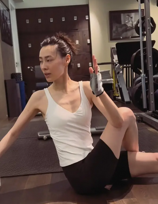 梁洛施新恋情稳定，与男友机场牵手秀恩爱