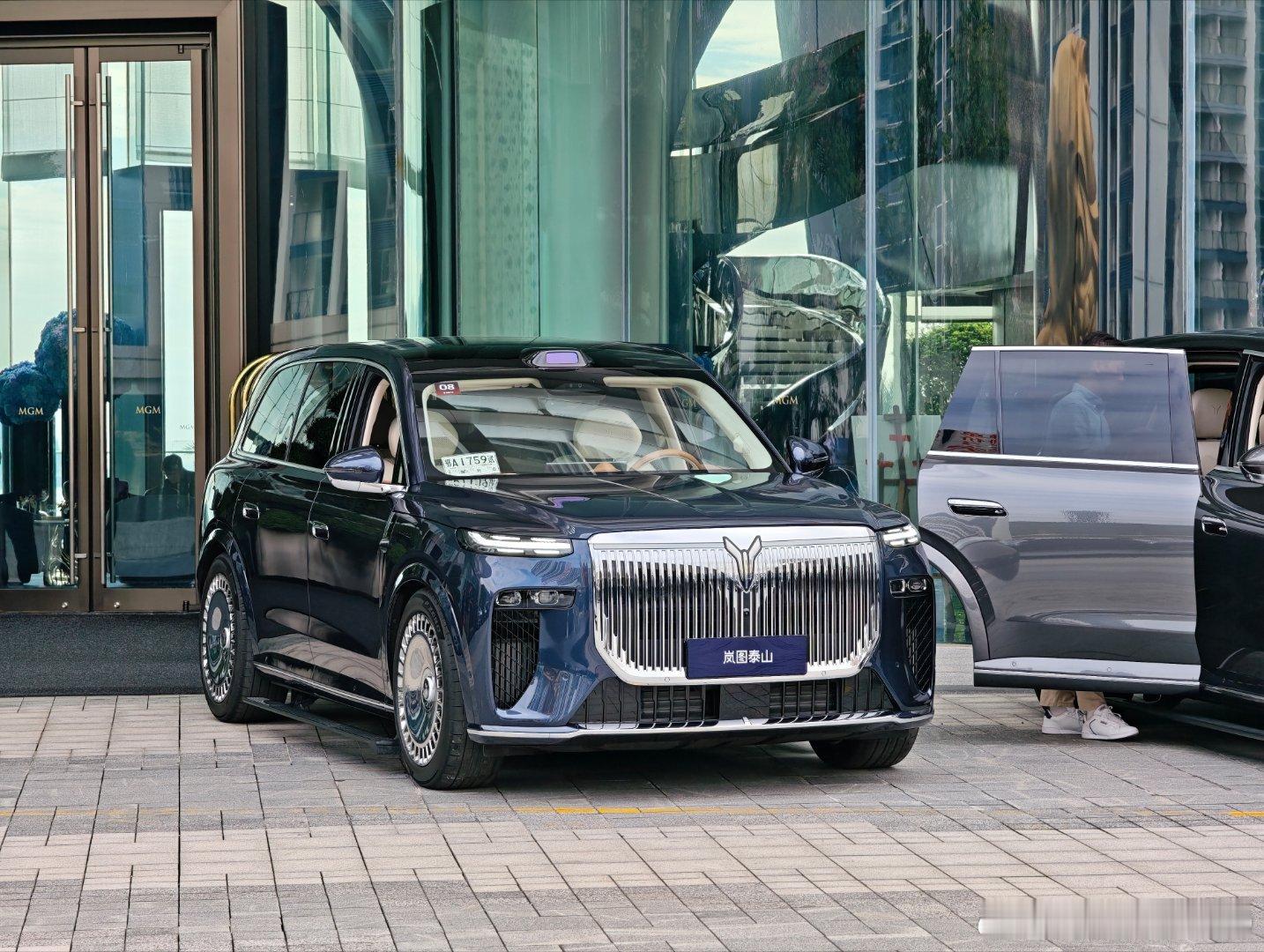 岚图泰山看到了，开到了确实霸气我分到的车内饰显得比较清新，适合我这个年轻态老登