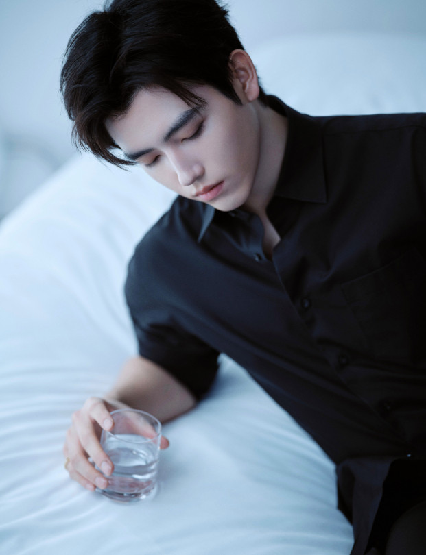 1.陈飞宇退出了《告白》这个项目，又接触了一部校园题材的青春剧，男主是高富帅类型