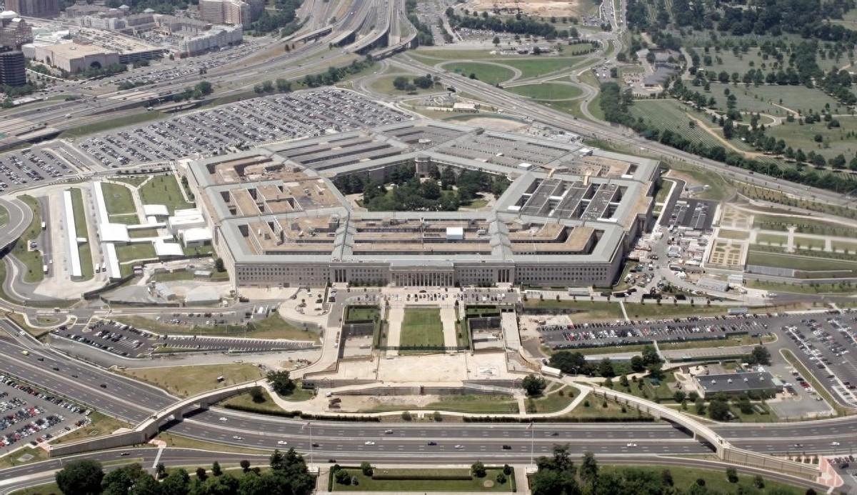 国防部长在六名英烈遗体交接的生死时刻，竟然被拍到嘴里嚼着口香糖？面对这刺耳的质疑