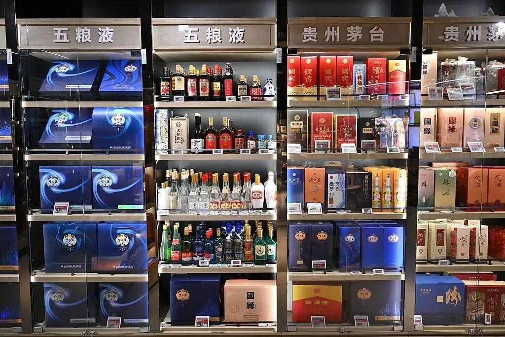 是贪腐就查，是清白就还！退休副省长家243万名酒被管家倒卖，他举报这些酒是官员
