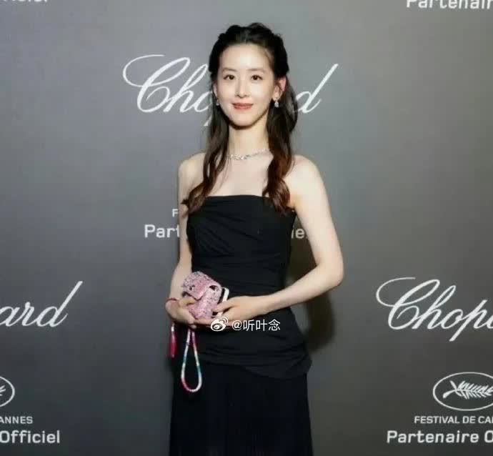 章泽天戛纳被手机链抢镜了～网友辣评：除了她谁敢戴200块的东西走红毯啊[偷