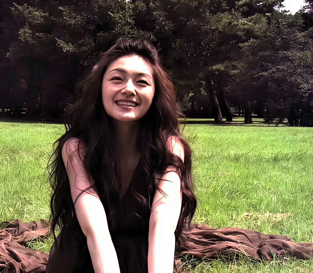 大S墓碑风波，爱的方式有点怪？网友说大S墓碑不对劲，雕像不像，墓碑上没名字，只