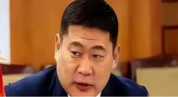 你去蒙古国待几天就会发现一个特别拧巴的现象。乌兰巴托街头的年轻人，嘴上骂着中国，