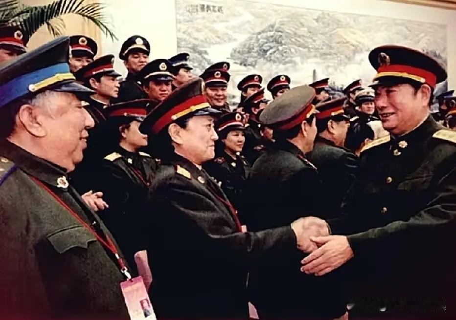 2001年，张万年上将接见第六届文代会军队代表时，与代表王晓棠、闫肃等人握手。他