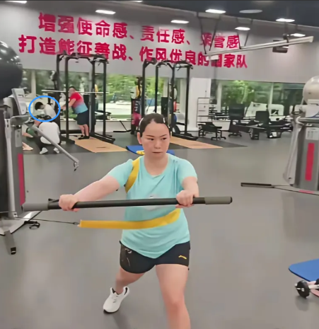 佳佳发了一张体能照片，大家却眼尖的发现了好久没露面的莎莎！这次乒超联赛，莎