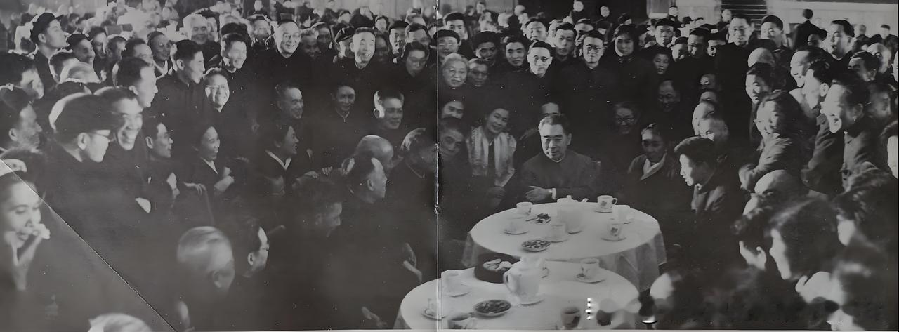 人民总理人民爱：四届人大时的“圆桌会议”看到这张历史图片，看到这由人民群众自