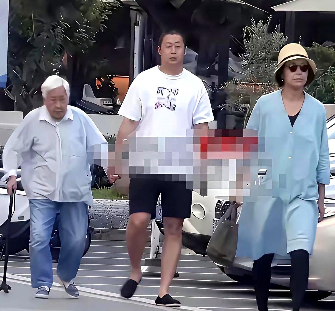 一家三口在英国街头被偶遇，网友不看人家的孝心，反而揪着人家孩子的长相一顿猛喷，现