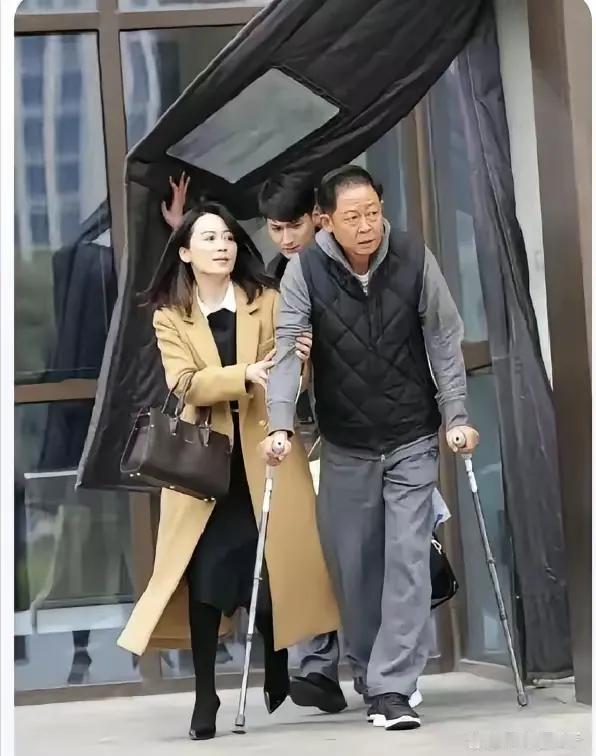 王志文手柱双拐的镜头，怎么啦，这是在拍戏还是真实的生活照？王志文是影视界当之无愧