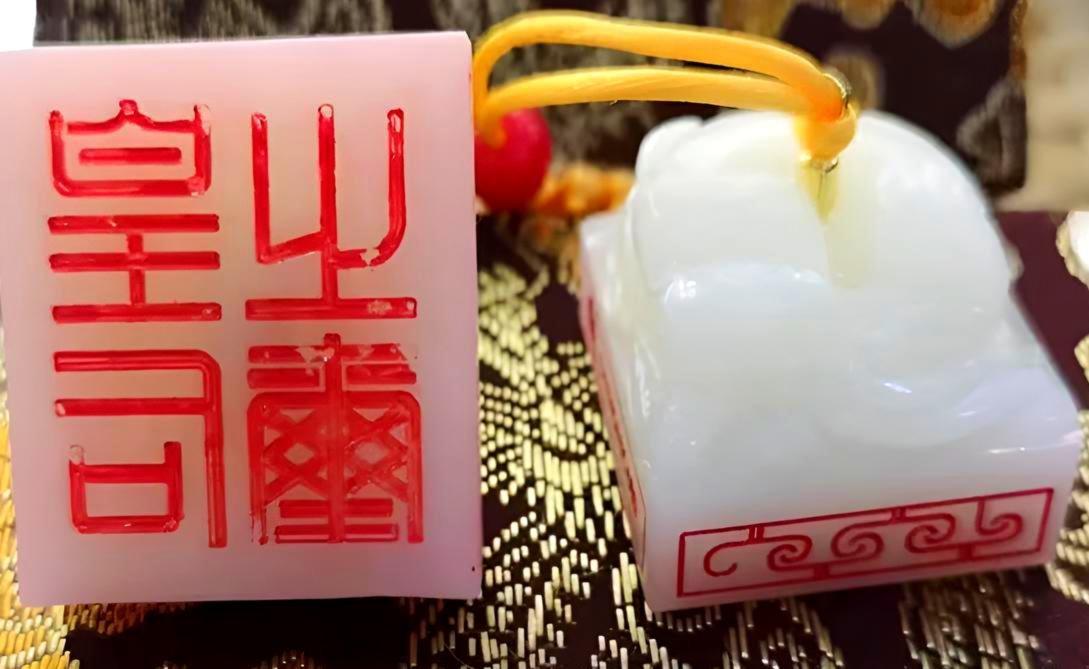 1968年，一个13岁的少年在田间玩耍时，竟从泥坑里意外挖出了"皇后之玺"！他毫