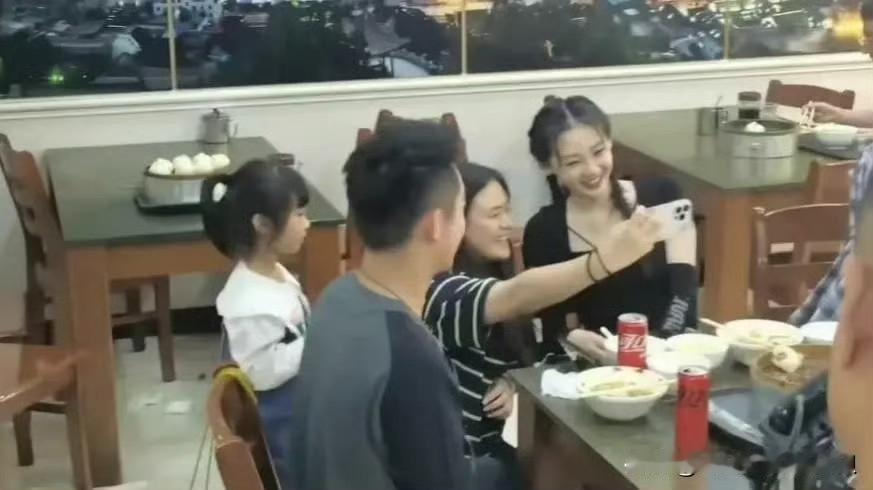 郑恺和苗苗会离婚吗？我觉得不会！首先，他俩🈶三个孩子，这种情况下离婚的概率
