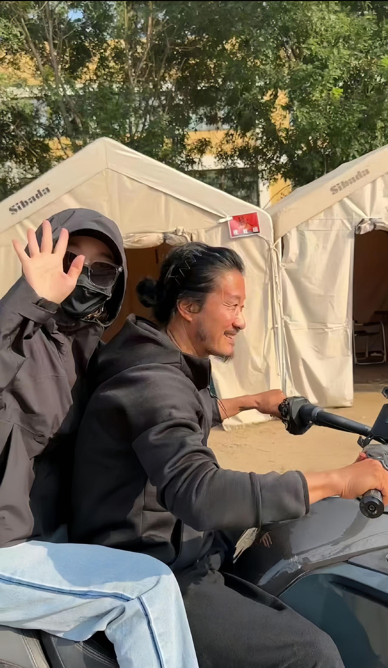 这是去年，吴京晒照为谢楠庆生的画面，他扎着辫子，留着络腮胡，整个人也晒黑了好多。
