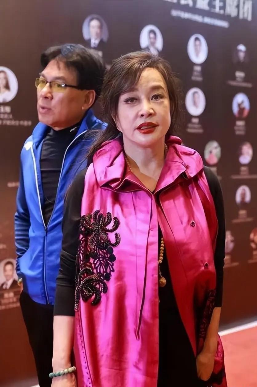 75岁还在全国巡演拼命，刘晓庆这股子“狠劲儿”真是让内娱那帮动不动喊累的小鲜肉汗