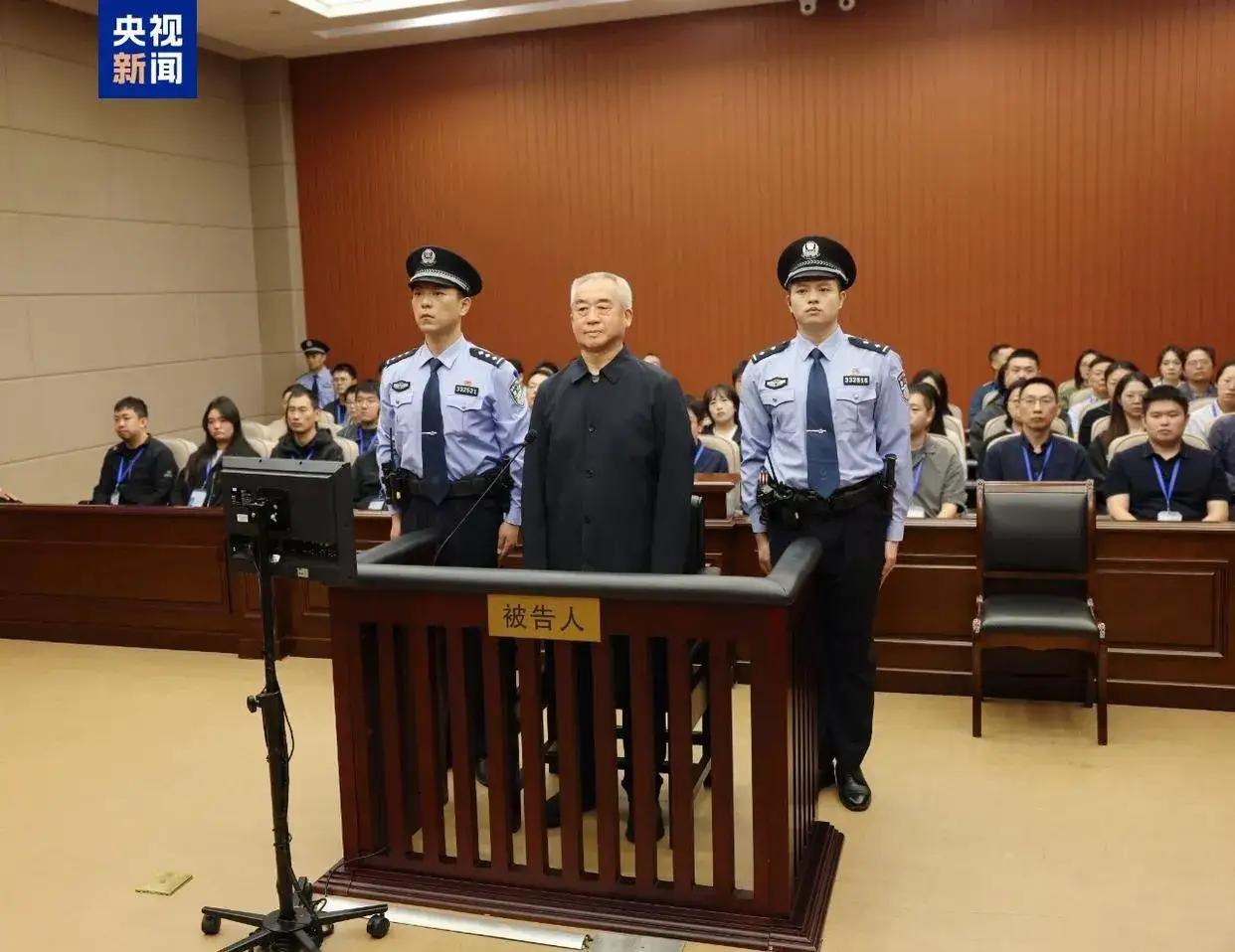 他“退而不休”，他退休后受贿2587万，比退休前1072万余元还多。