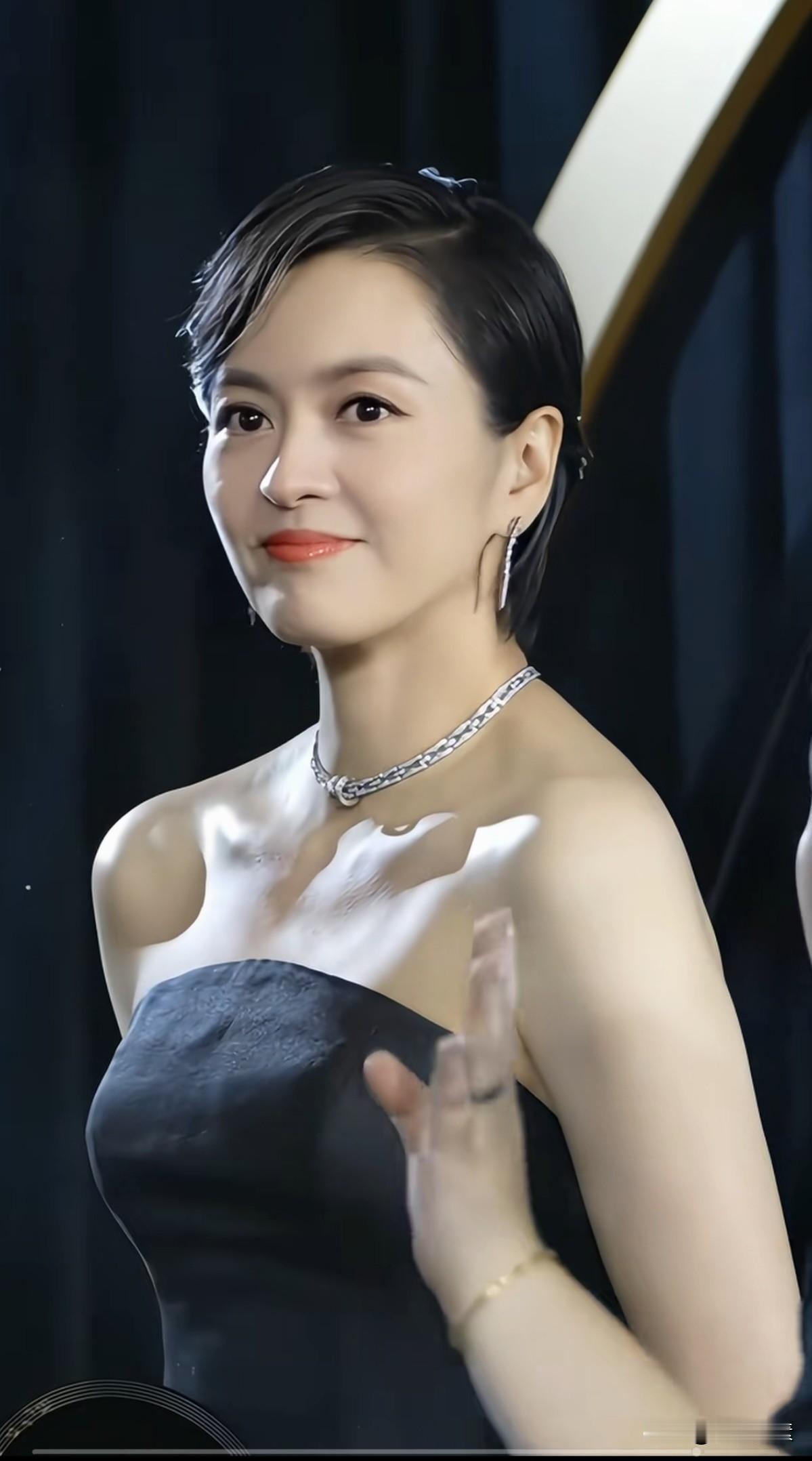如果娱乐圈短发谁最漂亮，那一定是梁咏琪，都五十岁的人了，还是让人看不够。这么