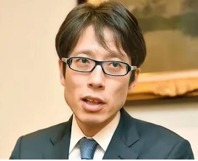 当中国大使馆非法入侵事件发生之后，明治天皇的玄孙竹田恒泰被推上了风口浪尖，吓得他