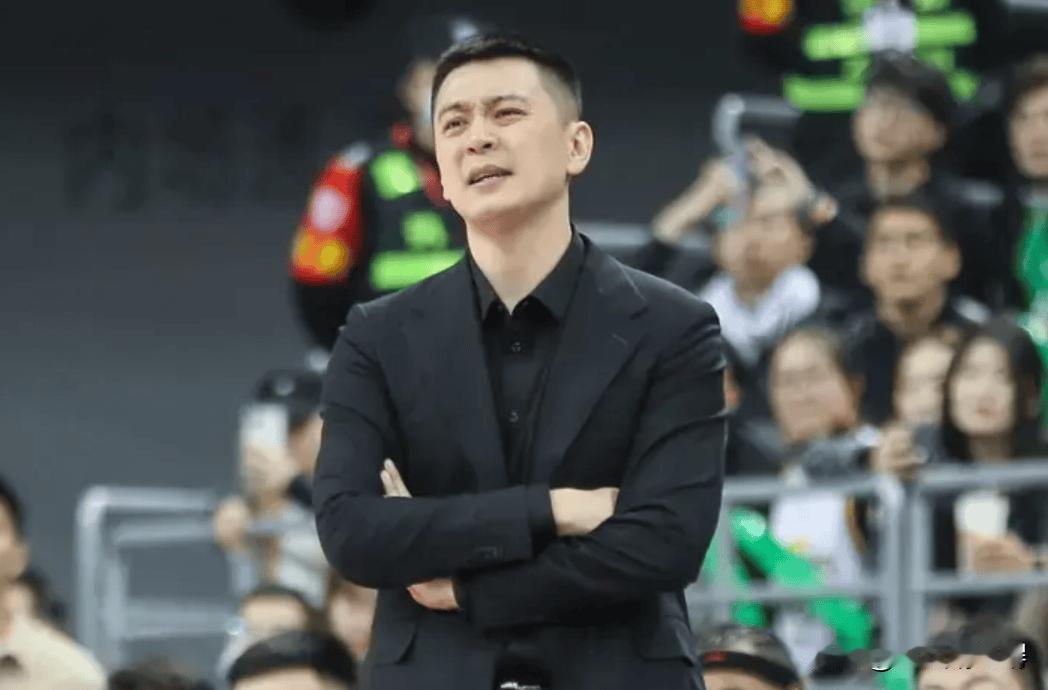 杨鸣辞职还有转机！据说昨晚客场输给新疆后杨鸣立即向俱乐部递交了辞呈，这不仅仅是出