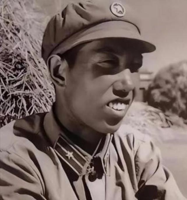 1963年，国庆阅兵仪式上，一年轻的少尉站在天安门上观礼，毛主席见此人年轻，询问