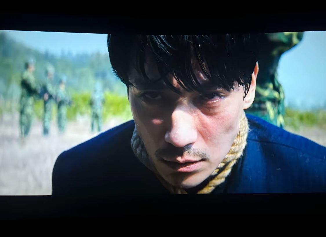《空枪》几乎就是指着李嘉诚的鼻子骂了，前面看得有多爽走出影院就有多失落，穷人怎么