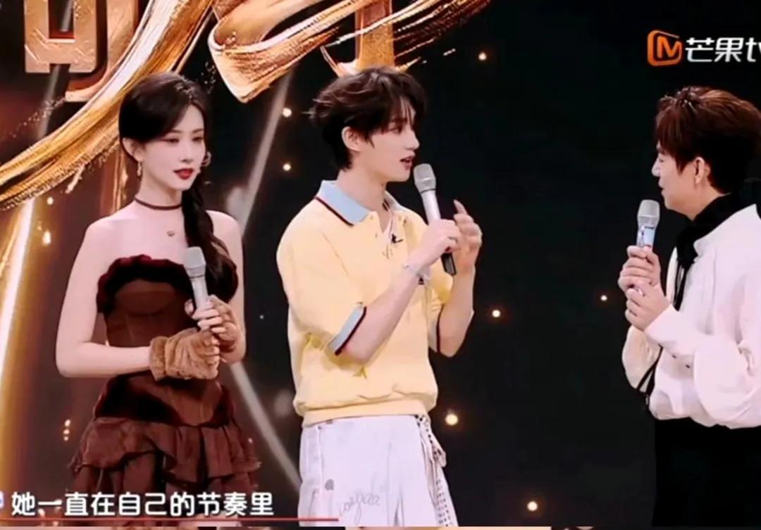 #何炅丁程鑫把孟子义哄成“小宝贝”，这嘴甜得绝了谁还没看何老师和丁程鑫哄孟子义