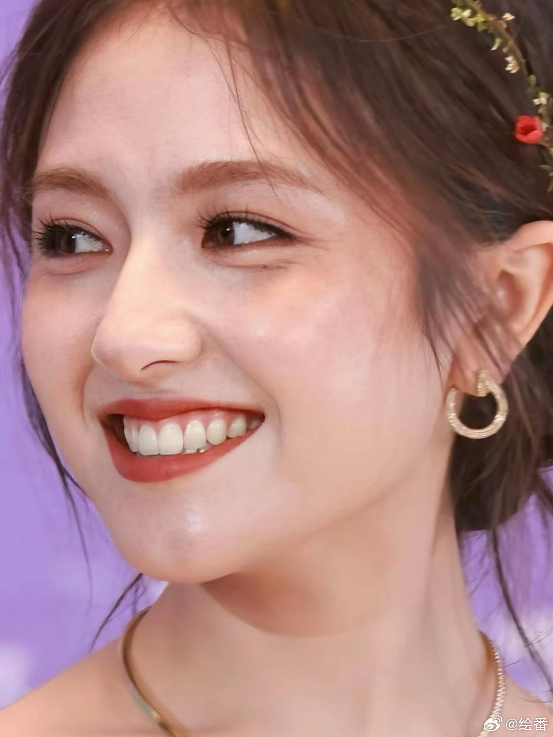 感觉李兰迪的牙弓笑起来的弧度好完美，能漏出完整牙齿又不会漏太多牙龈，这是我见过最