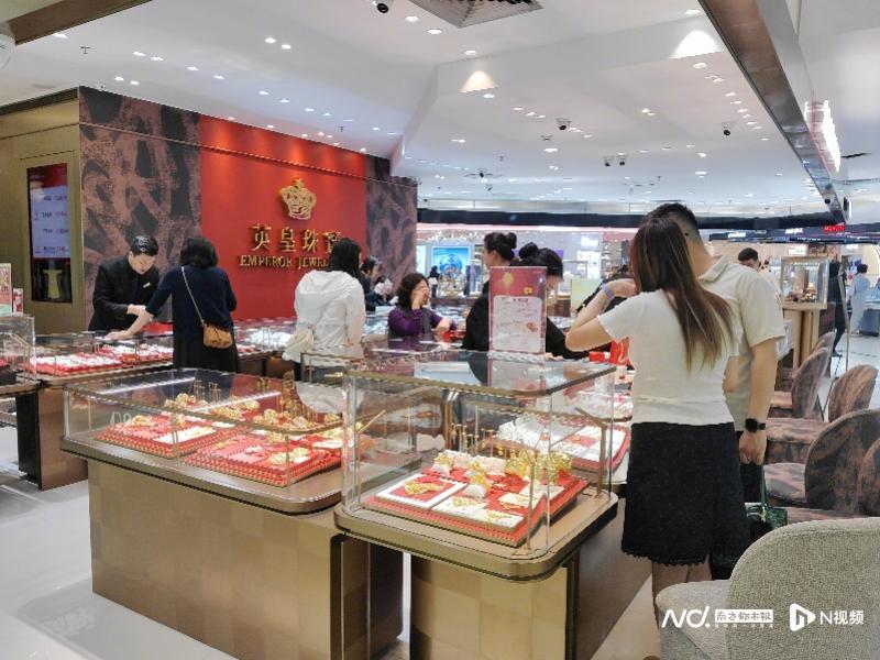 金价波动引购金热潮：广州顾客2分钟内斥9万购金饰，黄金专柜销售额飙升