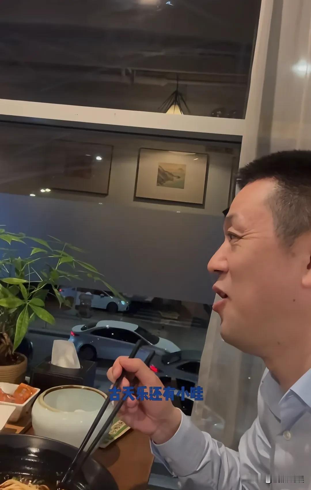 想不到这一对是真恩爱，老夫老妻撒起狗粮来不输年轻人。[呲牙笑]蔚来总裁老板李斌和