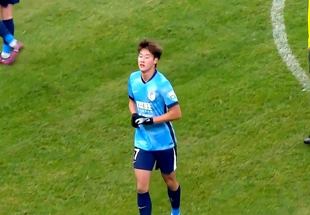 主教练李国旭就说了俩字：干活。大连人队解散，杨铭锐这批小孩成了“没爹没娘”的