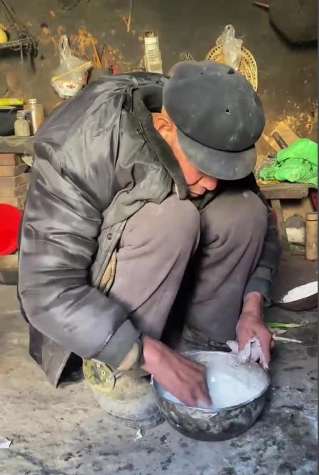 一位老人说:“能把人往死里整的人，都不是什么好东西，明知道对方单纯善良又老实，还