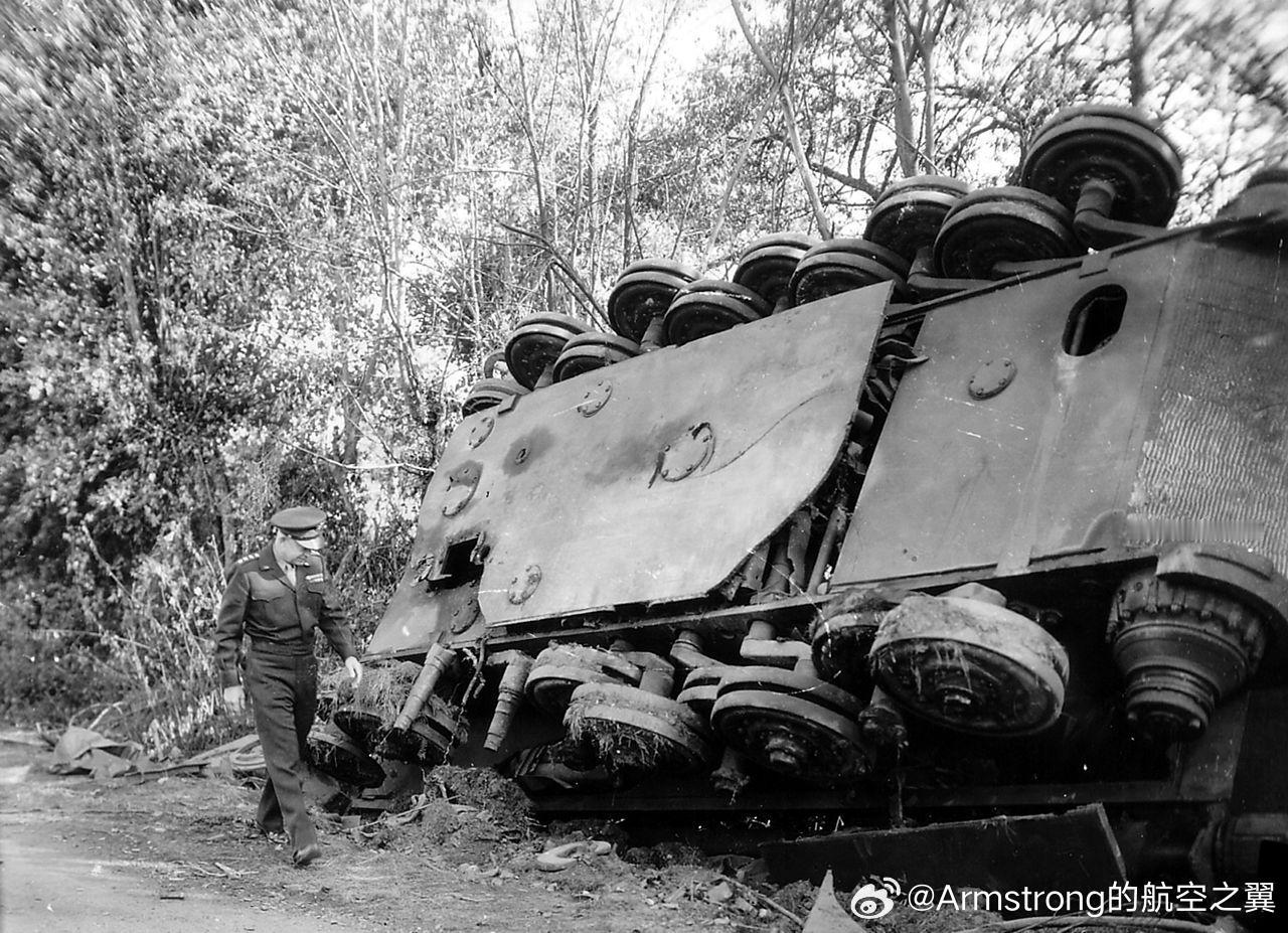 1944年6月诺曼底，艾森豪威尔走过被打翻的虎王，车底都被打裂了​​​