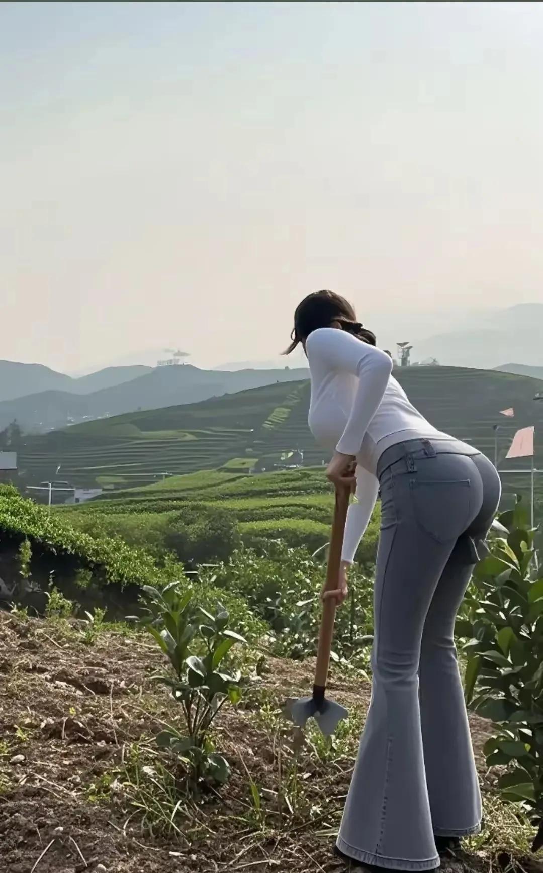 喇叭裤或将再度流行？最近网上出现一些比四、五十年前更为别致的喇叭裤着装。从款式