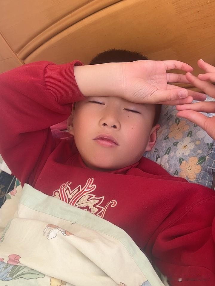 昨天早晨起床，孩子就有点发烧，37度多。吃点药上学去了。中午回来就喊冷，量了体温