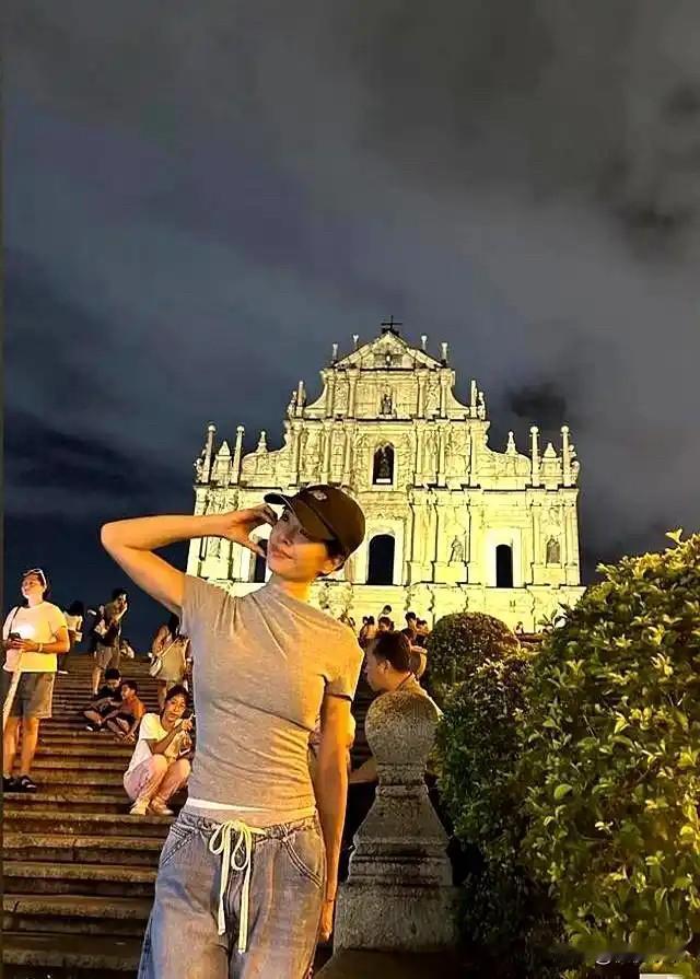 44岁蔡依林夜游澳门，打扮时尚身姿苗条，魅力四射真好看！[墨镜][玫瑰]
