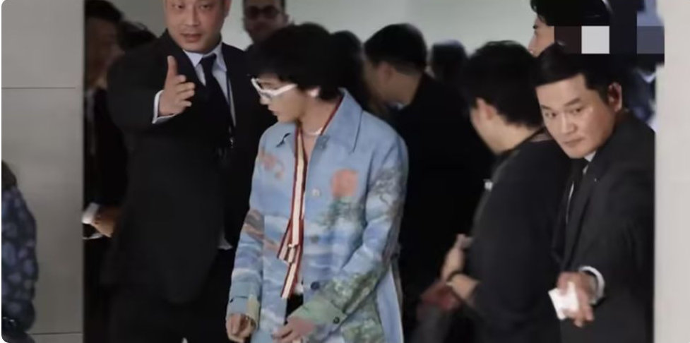 权志龙出席香奈儿大秀，穿27年早春秀款，带钻石彩宝珠光宝气的