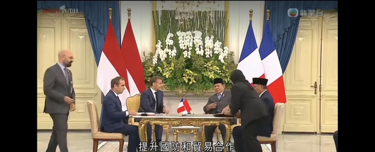 中美相争，竟然让法国马克龙捡了漏！27日，法国总统马克龙和妻子布丽吉特抵达印尼