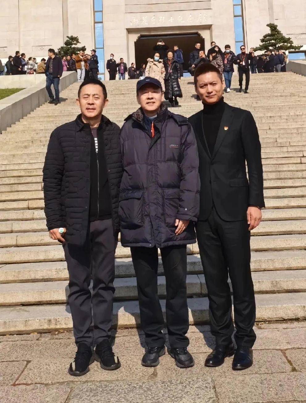 哇哦，三位侯姓演员居然同框啦！一眼就认出了西装革履、身高修伟、雄姿英发的扮演