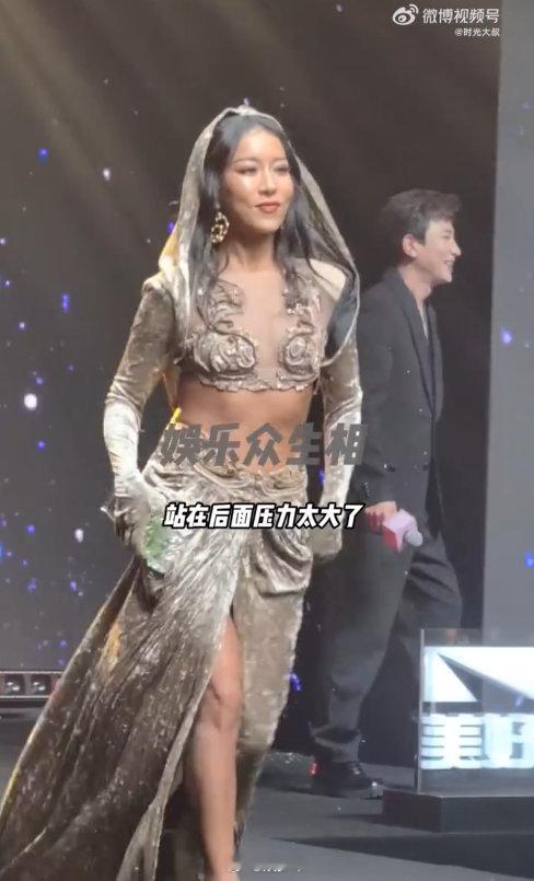 吴昕说吉克隽逸太美了哇，吴昕都感慨吉克隽逸美带来压力。确实，吉克隽逸造型超出众